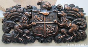 Militaria: Antiguo y Gran Escudo de Hierro Fundido patinado en cobre, pesa 4 KG, 35 X 18.